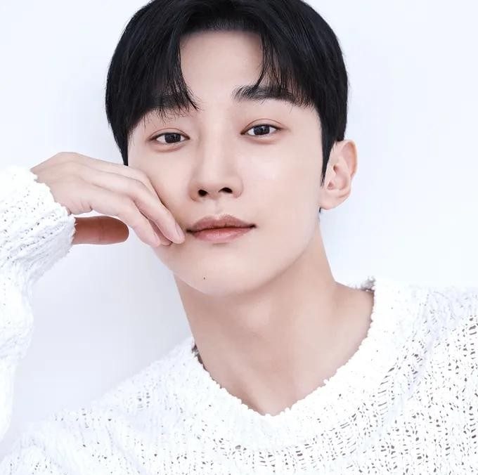 Jin Young regresa con «Happy&nbsp;Together».